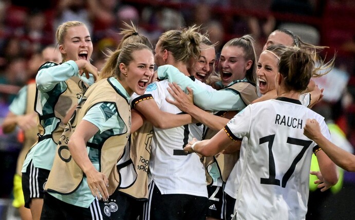 Deutschlands Fußballerinnen feierten den zweiten Sieg im zweiten Spiel bei der EM in England.