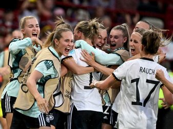 Deutschlands Fußballerinnen feierten den zweiten Sieg im zweiten Spiel bei der EM in England. Deutschlands Fußballerinnen feierten den zweiten Sieg im zweiten Spiel bei der EM in England.