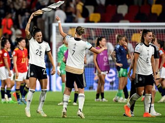 Nach dem Durchmarsch ins EM-Viertelfinale verordnete die mächtig stolze Bundestrainerin Martina Voss-Tecklenburg ihren Nach dem Durchmarsch ins EM-Viertelfinale verordnete die mächtig stolze Bundestrainerin Martina Voss-Tecklenburg ihren