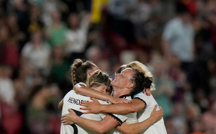 Deutschlands Spielerinnen bejubeln Erfolg gegen Spanien.
