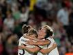 Deutschlands Spielerinnen bejubeln Erfolg gegen Spanien.