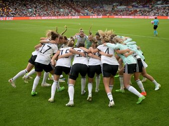 Deutschlands Fußball-Nationalspielerinnen feuern sich in einem Mannschaftskreis an. Mit wilder Entschlossenheit und kühlem Kopf sind sie mit einem 2:0 gegen Spanien ins EM-Viertelfinale gestürmt. Deutschlands Fußball-Nationalspielerinnen feuern sich in einem Mannschaftskreis an. Mit wilder Entschlossenheit und kühlem Kopf sind sie mit einem 2:0 gegen Spanien ins EM-Viertelfinale gestürmt.