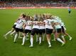 Deutschlands Fußball-Nationalspielerinnen feuern sich in einem Mannschaftskreis an. Mit wilder Entschlossenheit und kühlem Kopf sind sie mit einem 2:0 gegen Spanien ins EM-Viertelfinale gestürmt.