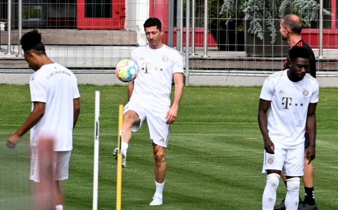 Hat beim FC Bayern das Training wieder aufgenommen: Robert Lewandowski (M).
