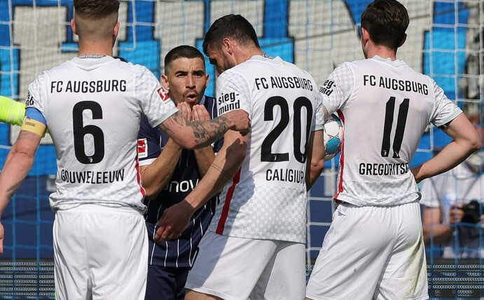 Fußball-Bundesligist FC Augsburg hat in der Vorbereitung auf die neue Saison seine erste Testspiel-Niederlage kassiert.