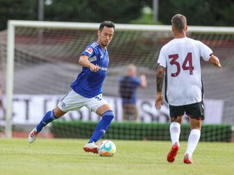 Schalkes Maya Yoshida (l) im Duell mit Salernitanas Filippo Andrea. Schalkes Maya Yoshida (l) im Duell mit Salernitanas Filippo Andrea.