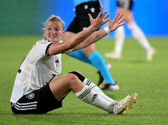 Sieht den Frauenfußball auf einem guten Weg: Nationalspielerin Alexandra Popp.