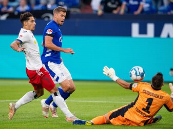 Für Schalkes Simon Terodde (M) ist sein Ex-Club HSV erster Anwärter auf den Aufstieg. Für Schalkes Simon Terodde (M) ist sein Ex-Club HSV erster Anwärter auf den Aufstieg.