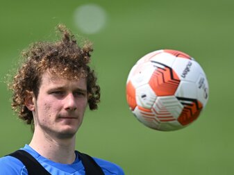 Rückkehrer Schalke 04 rüstet im Kampf um den Klassenerhalt in der Fußball-Bundesliga weiter auf. Rückkehrer Schalke 04 rüstet im Kampf um den Klassenerhalt in der Fußball-Bundesliga weiter auf.