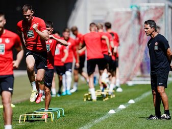 Trainer Dirk Schuster führte den FCK zurück in die 2. Liga. Trainer Dirk Schuster führte den FCK zurück in die 2. Liga.