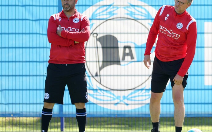 Freut sich auf den Zweitliga-Start: Bielefeld-Coach Uli Forte (l).