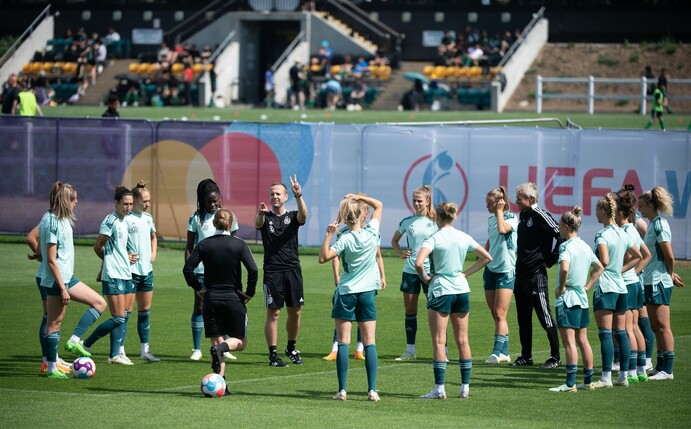 Assistenztrainer Patrik Grolimund (M) vertrat Martina Voss-Tecklenburg beim Training der DFB-Frauen.