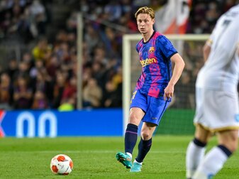 Frenkie de Jong steht wohl vor einem Wechsel vom FC Barcelona zu Manchester United. Frenkie de Jong steht wohl vor einem Wechsel vom FC Barcelona zu Manchester United.