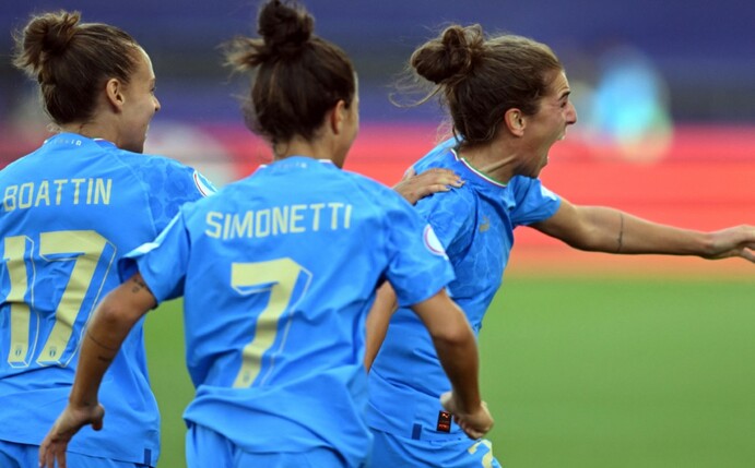 Italiens Fußballerinnen haben bei der Europameisterschaft in England ihre Chancen auf das Viertelfinale mit Mühe gewah
