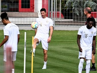 Top-Stürmer Robert Lewandowski (M.) will den FC Bayern München verlassen.