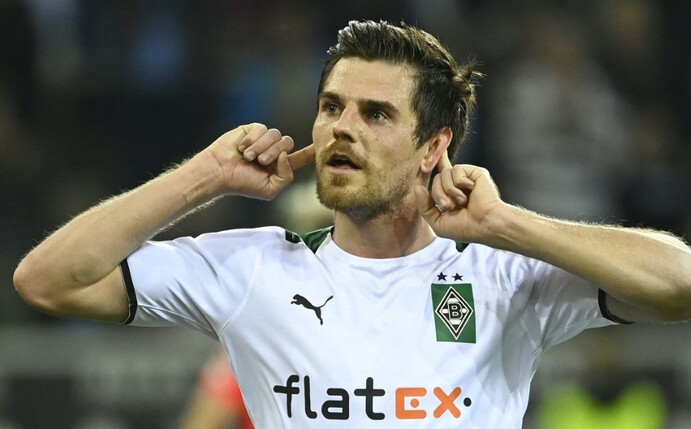 Fußball-Nationalspieler Jonas Hofmann lässt weiter offen, ob er auch über 2023 hinaus für Bundesligist Borussia Mön