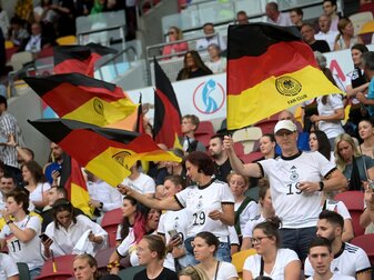 Deutsche Fans im Brentford Community Stadium. Deutsche Fans im Brentford Community Stadium.