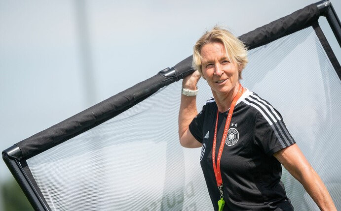 Gibt gegen Finnland ihrer zweiten Reihe Gelegenheit zum Vorspielen: Bundestrainerin Martina Voss-Tecklenburg.