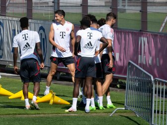 Bleibt er oder geht er? Robert Lewandowski (2.v.l.) trainiert zumindest noch beim FC Bayern.