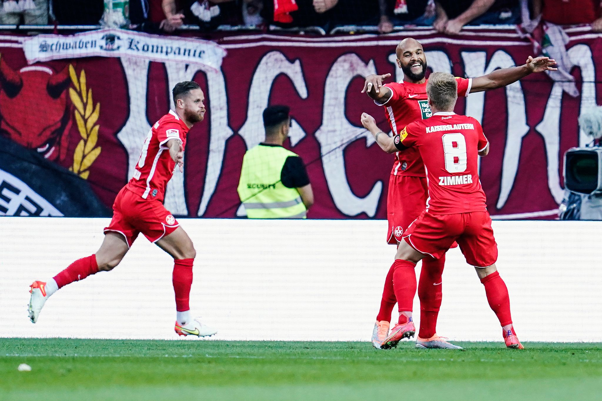 Der 1. FC Kaiserslautern siegt zum Saisonauftakt.