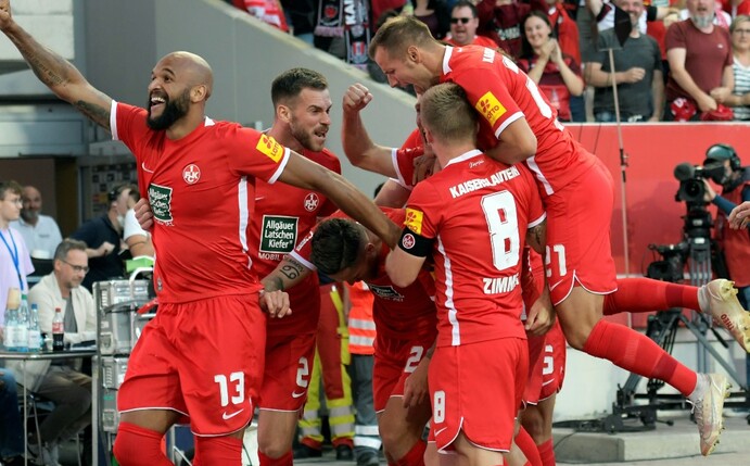 Der 1. FC Kaiserslautern hat sich mit einem 2:1 (1:0)-Sieg in letzter Minute gegen Hannover 96 in der 2. Bundesliga zur