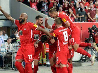 Der 1. FC Kaiserslautern hat sich mit einem 2:1 (1:0)-Sieg in letzter Minute gegen Hannover 96 in der 2. Bundesliga zur Der 1. FC Kaiserslautern hat sich mit einem 2:1 (1:0)-Sieg in letzter Minute gegen Hannover 96 in der 2. Bundesliga zur