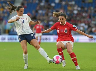 Behauptete sich gegen Norwegen: Barbara Dunst (r) und das Team aus Österreich. Behauptete sich gegen Norwegen: Barbara Dunst (r) und das Team aus Österreich.