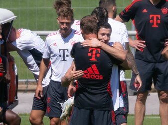 Adios Coach: Robert Lewandowski verabschiedet sich von Bayern-Trainer Julian Nagelsmann (vorne).