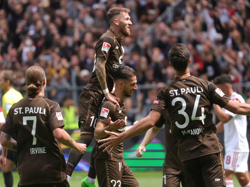 Der FC St. Pauli hat zum Start in die 2. Fußball-Bundesliga mit 3:2 (3:0) gegen den 1. FC Nürnberg im Topspiel des Spi