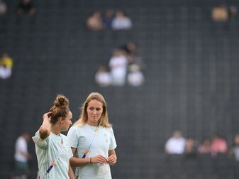 Lina Magull (l) und Sydney Lohmann gehen vor dem Spiel gegen Finnland über das Spielfeld. Lina Magull (l) und Sydney Lohmann gehen vor dem Spiel gegen Finnland über das Spielfeld.