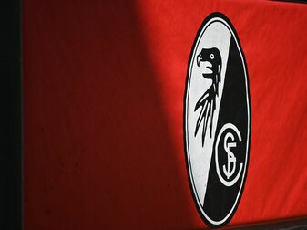 Das Logo des SC Freiburg ist auf einer Werbebande zu sehen. Das Logo des SC Freiburg ist auf einer Werbebande zu sehen.