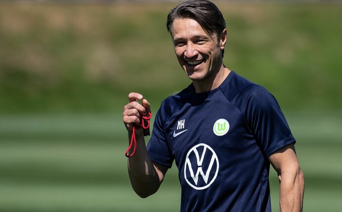 Niko Kovac, der neue Trainer vom VfL Wolfsburg, lacht während der Trainingseinheit.