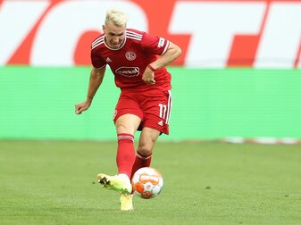 Aufstiegsanwärter Fortuna Düsseldorf ist mit einem hart erkämpften Sieg in die Zweitliga-Saison gestartet. Aufstiegsanwärter Fortuna Düsseldorf ist mit einem hart erkämpften Sieg in die Zweitliga-Saison gestartet.