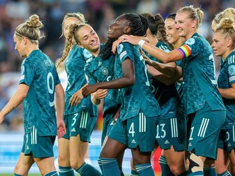 Die deutschen Fußballerinnen haben sich für das Viertelfinal-Duell mit Österreich warmgeschossen. Die deutschen Fußballerinnen haben sich für das Viertelfinal-Duell mit Österreich warmgeschossen.