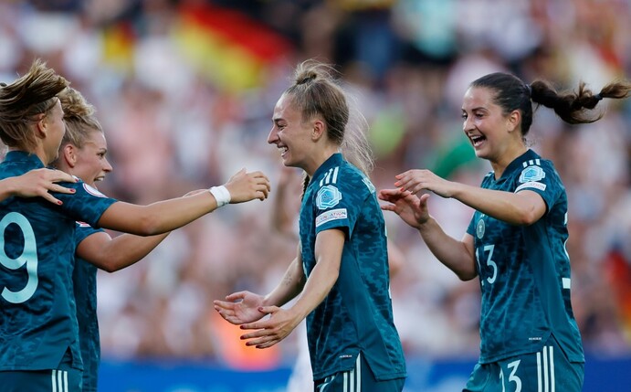 Der Siegeszug der deutschen Fußballerinnen bei der EM in England begeistert weiterhin auch die Fans in der Heimat.