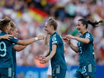 Der Siegeszug der deutschen Fußballerinnen bei der EM in England begeistert weiterhin auch die Fans in der Heimat. Der Siegeszug der deutschen Fußballerinnen bei der EM in England begeistert weiterhin auch die Fans in der Heimat.