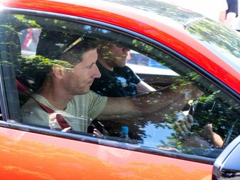 Auf Richtung Spanien: Robert Lewandowski verlässt nach seinem letzten Bayern-Training das Vereinsgelände.