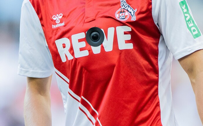 Trikot mit Extra: FC-Profi Tim Lemperle trägt eine Bodycam im Testspiel gegen den AC Mailand.