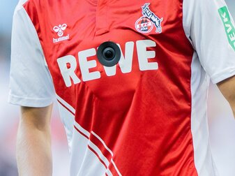 Trikot mit Extra: FC-Profi Tim Lemperle trägt eine Bodycam im Testspiel gegen den AC Mailand. Trikot mit Extra: FC-Profi Tim Lemperle trägt eine Bodycam im Testspiel gegen den AC Mailand.