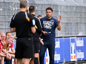 Sah in Sandhausen Rot: Bielefeld-Coach Uli Forte. Sah in Sandhausen Rot: Bielefeld-Coach Uli Forte.