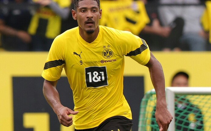 Der neue Top-Stürmer Sebastien Haller ist beim Fußball-Bundesligisten Borussia Dortmund besonders von einem seiner Kol