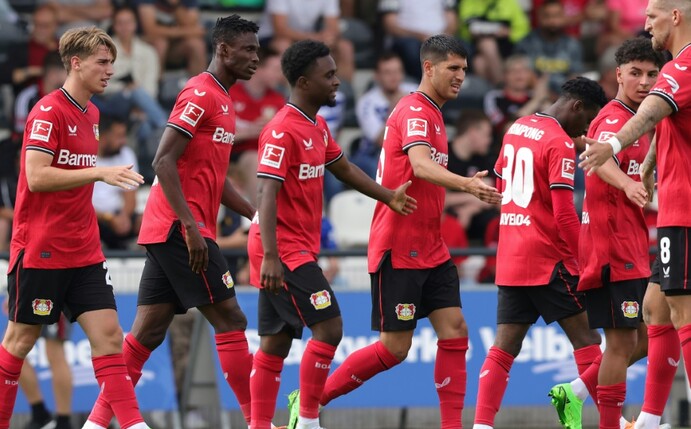 Bayer Leverkusen ist drei Wochen vor dem Start der Fußball-Bundesliga noch auf Formsuche.