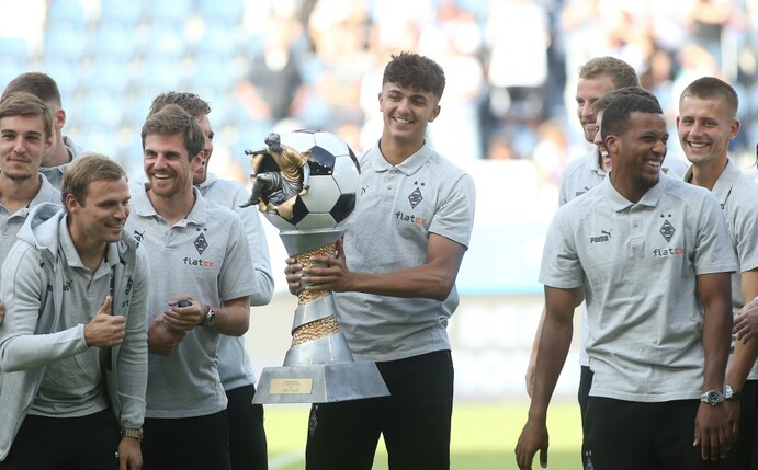 Fußball-Bundesligist Borussia Mönchengladbach hat den Cup der Traditionen in Duisburg gewonnen.
