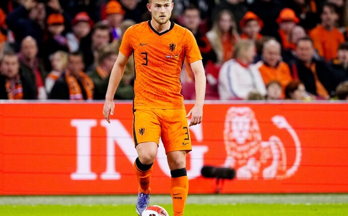 Matthijs de Ligt wird am Montag zu den obligatorischen medizinischen Untersuchungen und der Vertragsunterzeichnung bei B