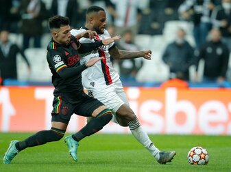 Geht zukünftig für Manchester United in die Zweikämpfe: Lisandro Martinez (l).