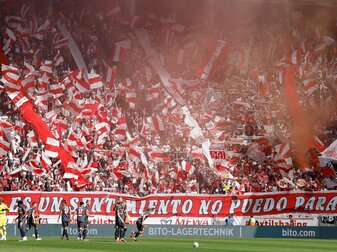 Bundesligist VfB Stuttgart muss wegen Fehlverhaltens seiner Anhänger endgültig 15.000 Euro Geldstrafe zahlen. Bundesligist VfB Stuttgart muss wegen Fehlverhaltens seiner Anhänger endgültig 15.000 Euro Geldstrafe zahlen.