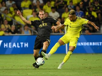 Giorgio Chiellini (l) im Zweikampf mit dem Ex-Herthaner Hany Mukhtar.