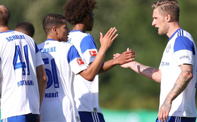 Die Profis von Schalke 04 werden nach dem Erstrundenspiel gegen den Bremer SV am 31. Juli in Oldenburg ohne warmes Wasse