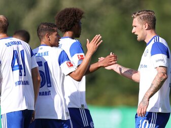 Die Profis von Schalke 04 werden nach dem Erstrundenspiel gegen den Bremer SV am 31. Juli in Oldenburg ohne warmes Wasse Die Profis von Schalke 04 werden nach dem Erstrundenspiel gegen den Bremer SV am 31. Juli in Oldenburg ohne warmes Wasse
