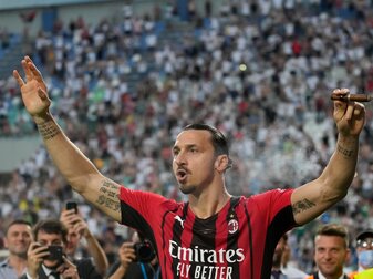 Bleibt dem AC Mailand erhalten: Zlatan Ibrahimovic verlängert seinen Vertrag. Bleibt dem AC Mailand erhalten: Zlatan Ibrahimovic verlängert seinen Vertrag.